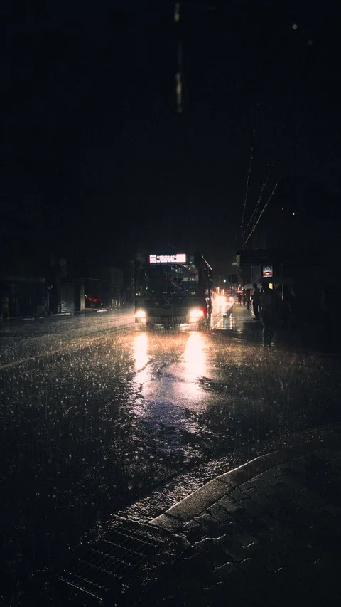 Мокрая ночная городская улица в свете уличных фонарей