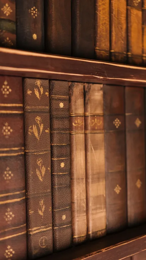 Две старинные книги в кожаных переплетах рядом