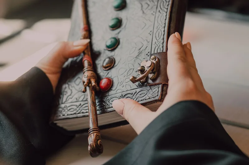 Тисненая кожаная книга с латунной застежкой для циклов отечественного фэнтези