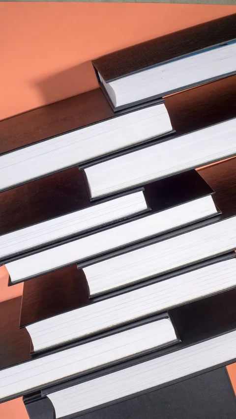 Толстая стопка новых запечатанных книг из типографии